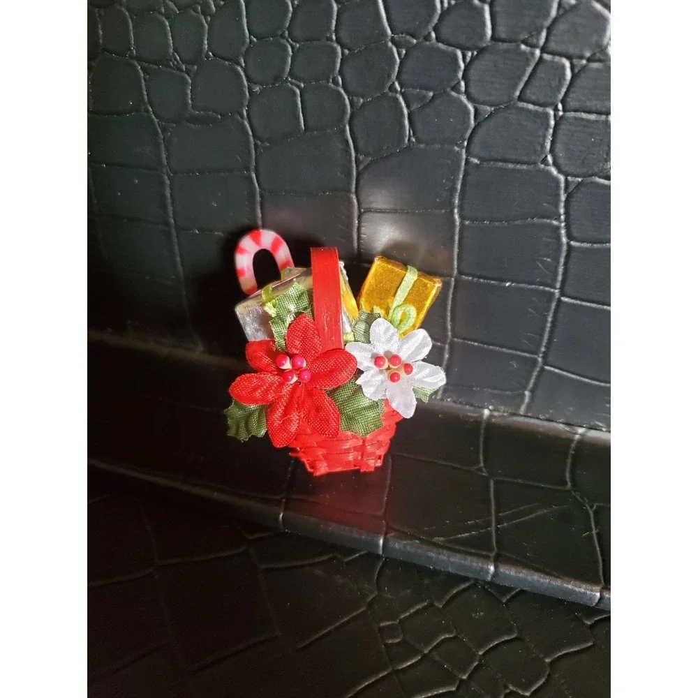 NOS Avon Christmas‎ Mini Basket Pin Brooch Candy Cane Gifts Holiday Vintage 1989